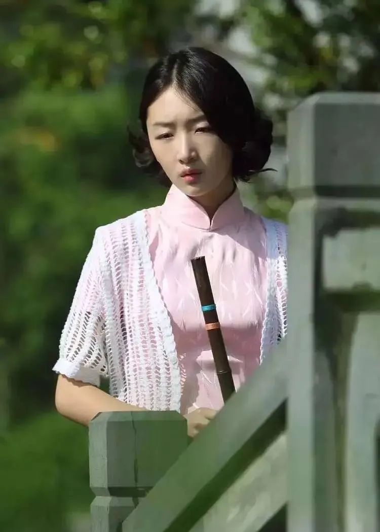 刘嘉玲关晓彤同框,穿旗袍大秀窈窕好身材