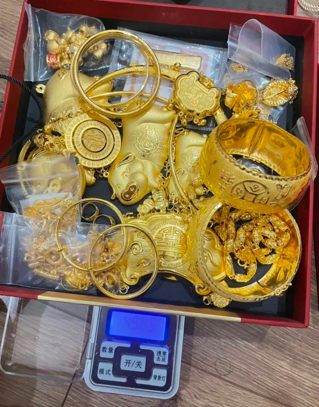 1次买1颗，1个月攒1克，囤黄金为何成为年轻人的新潮流？