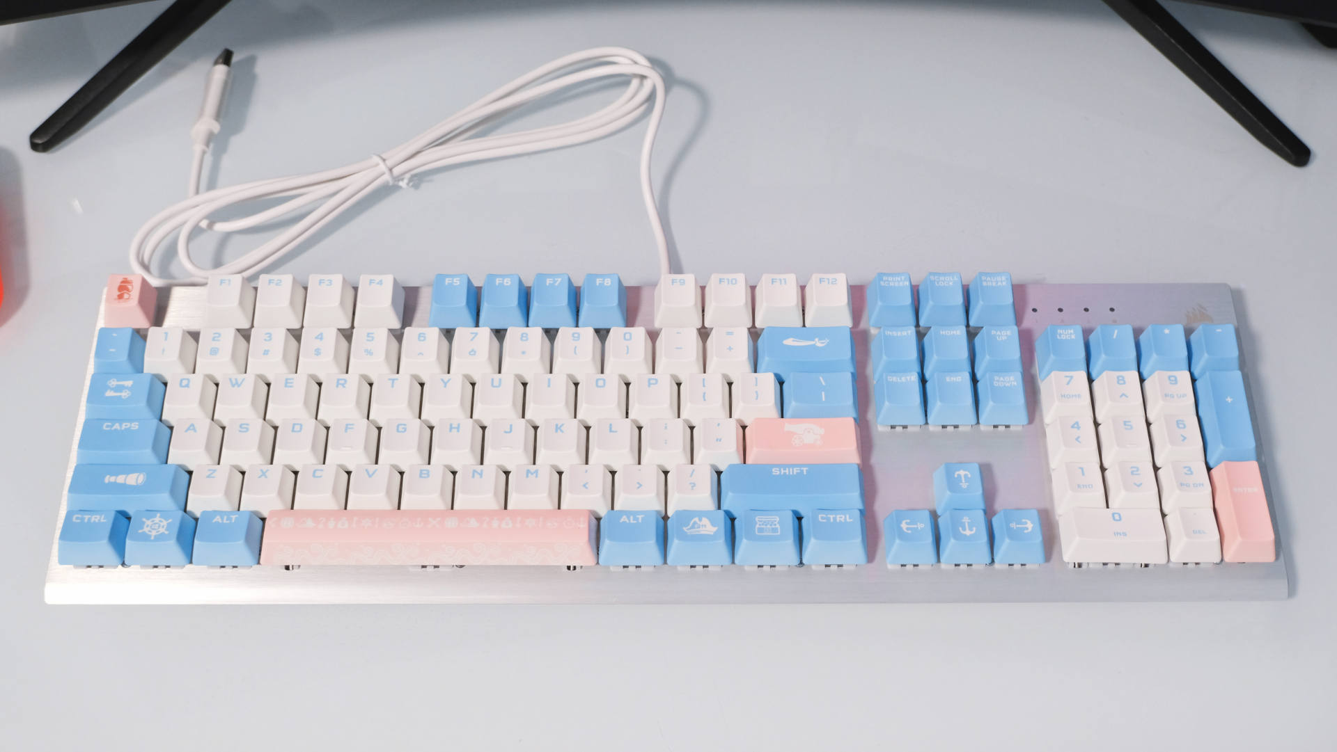 CHERRYMV轴用起来是什么样的体验？美商海盗船微甜之空RGB键盘