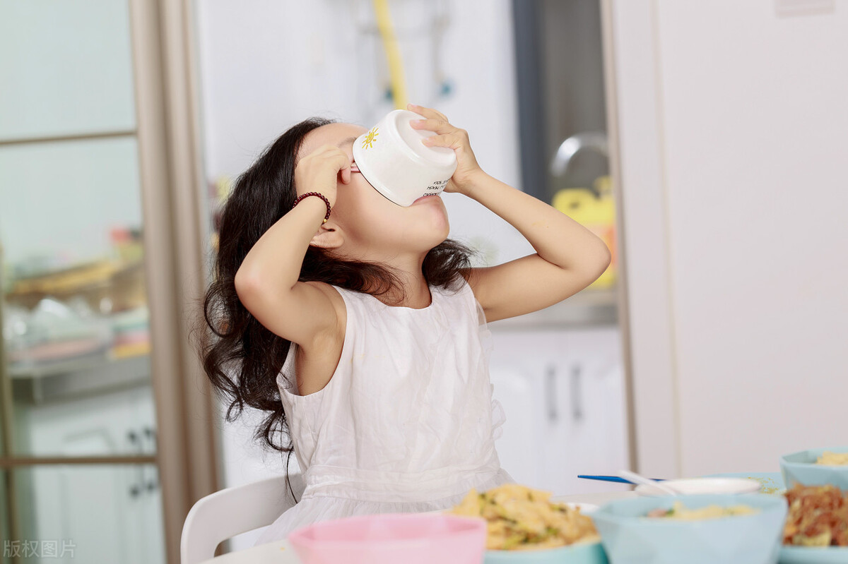 小孩吃饭喜欢吞饭怎么纠正,怎么解决孩子吃饭老是含着