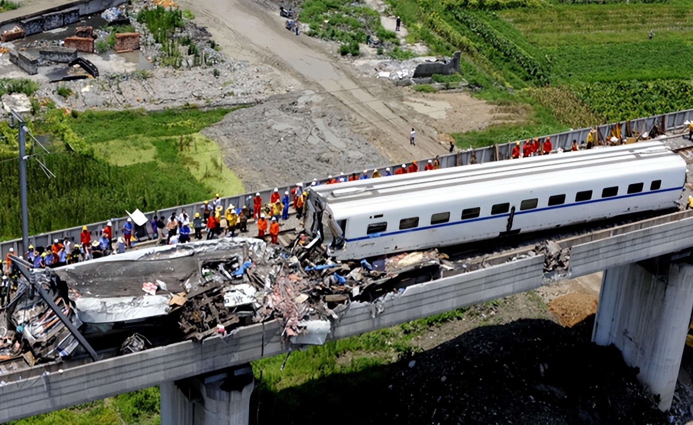 温州小伊伊现状,温州动车事故小伊伊谁救的