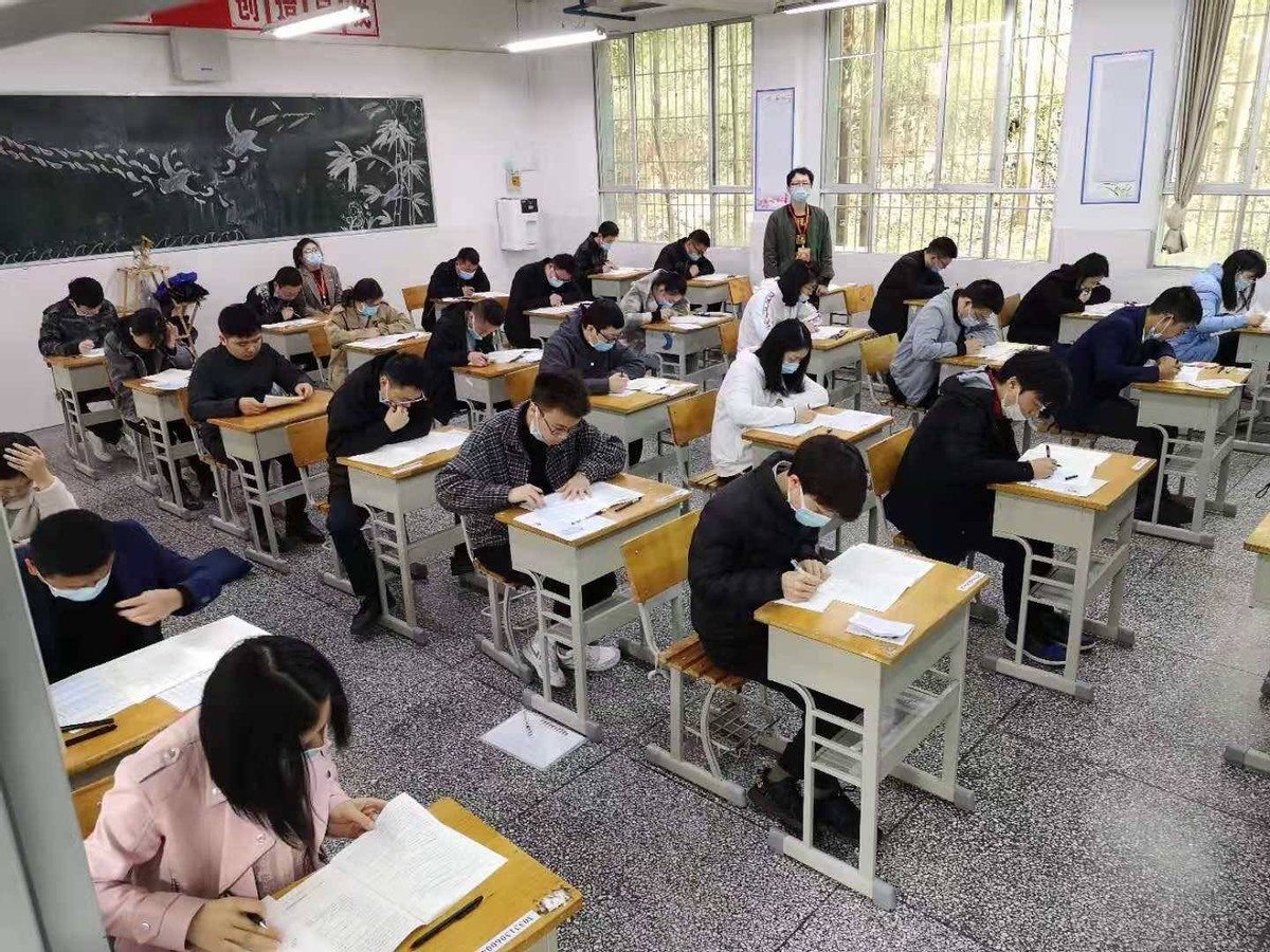 越来越多人考公务员正常吗,越来越多毕业生选择公务员