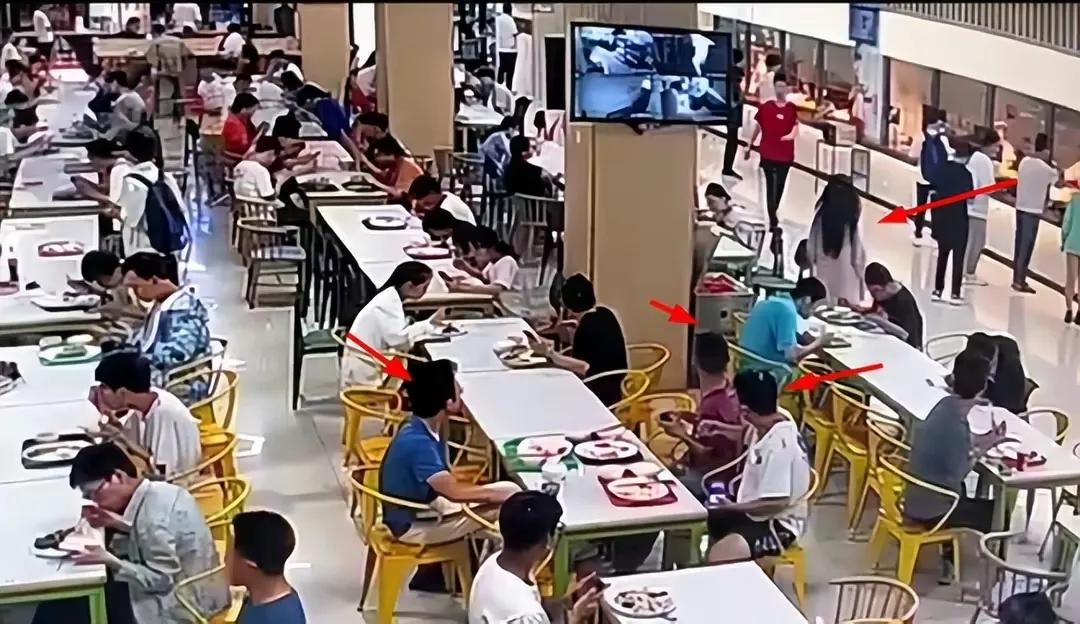 三大质疑戳中要害！天大扣饭女大学生罪有应得，她早已忍受不了！