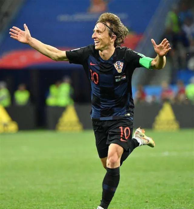 足坛进攻最强后卫,世界足坛现役最佳进攻型中场是谁