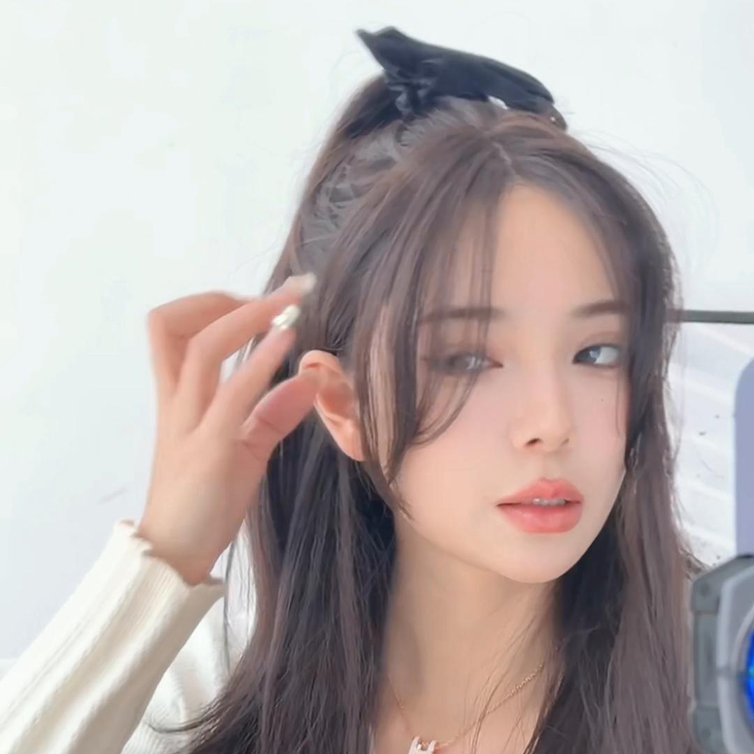 先扎高马尾然后变成甜妹的教程,半扎高马尾甜酷视频教程