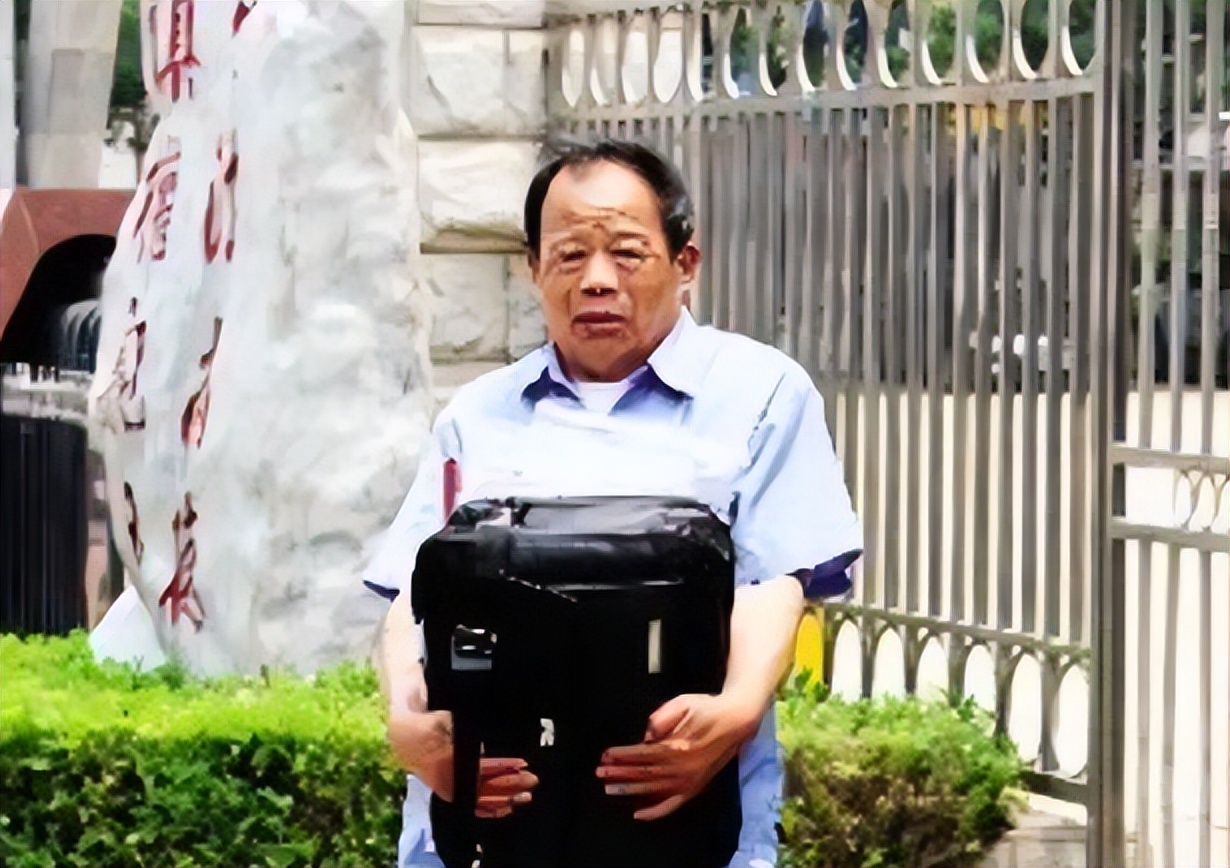 真实事件！12年前湖北男子11天捐精5次后猝死，父亲悲痛索赔400万