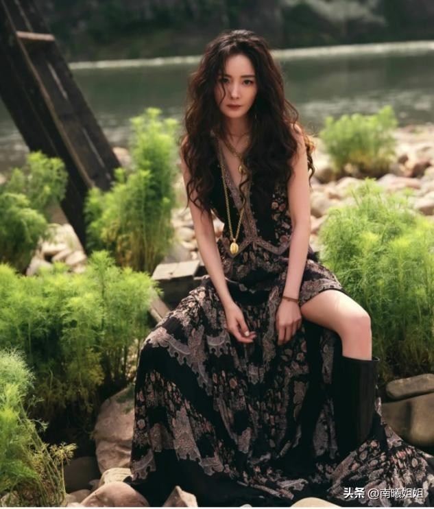 杨幂同款香奈儿雨靴,杨幂丁程鑫雨靴