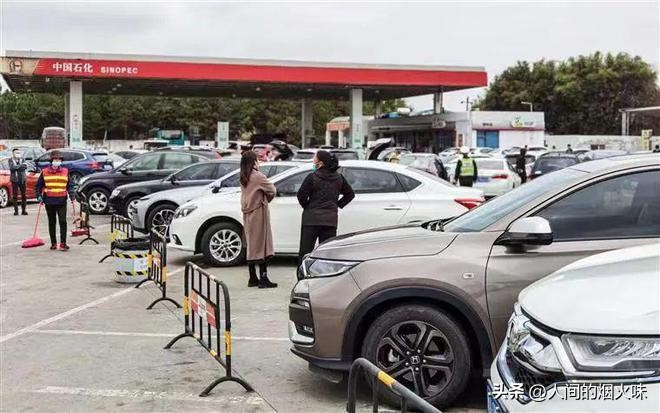 新能源汽车遮羞布事件,高速堵车揭开了电动汽车的遮羞布