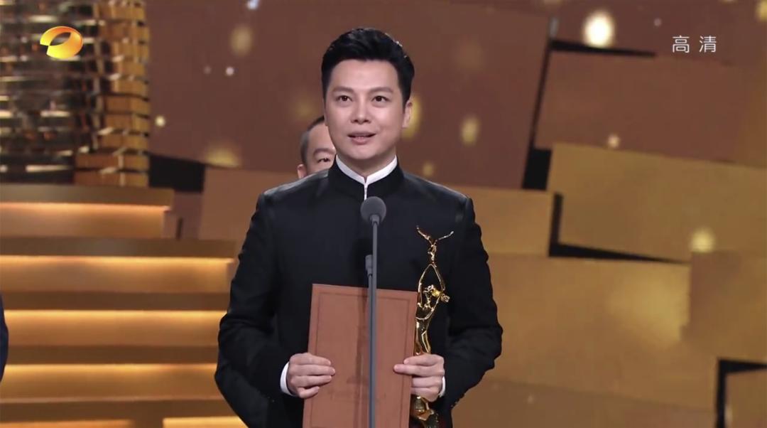 主持人任鲁豫获奖感言,任鲁豫主持人获金鹰奖领奖现场