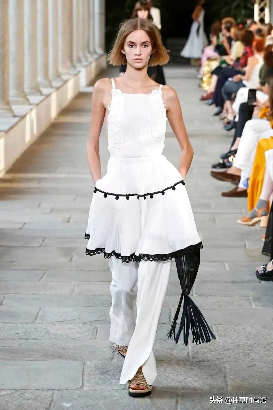 今年流行穿什么裤子和裙子,今年流行裙子配什么裤子