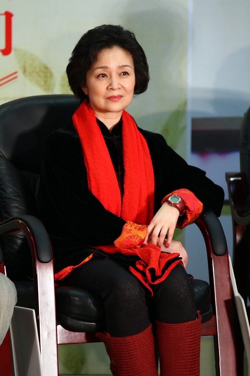 当64岁刘莉莉换了发型，才发现：微胖女人烫卷发，老了也能变洋气