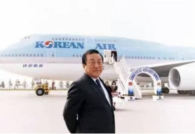 韩国财阀家族，姐姐逼停飞机妹妹水泼员工，原来和母亲息息相关