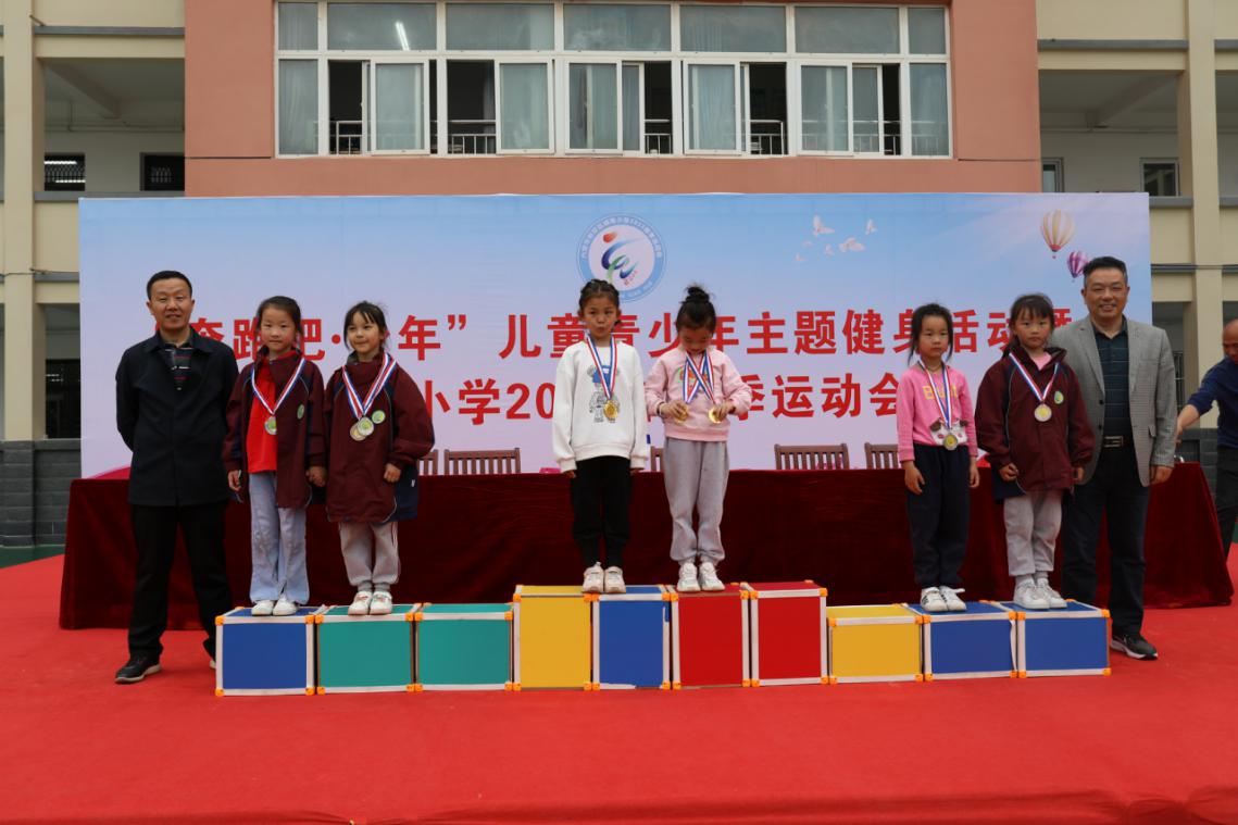 四月芳菲春意暖踏春赏花正当时,四月春意浓踏青赏花正当时