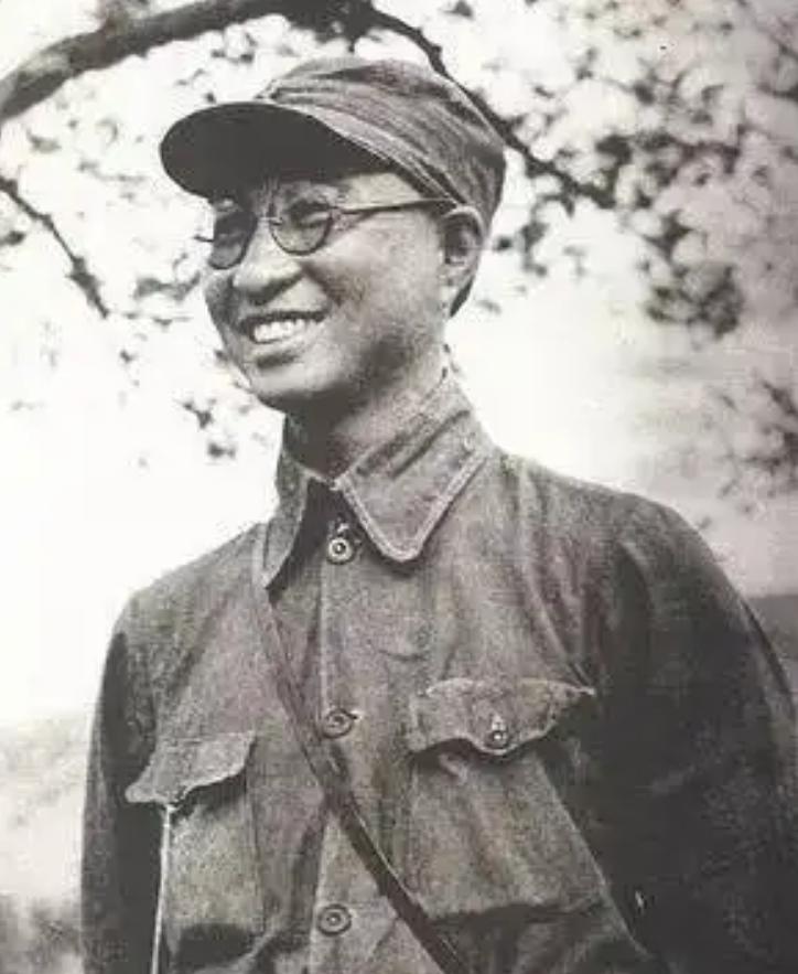 陈赓曾比粟裕官高3级，后见面却成下级，一句掏心窝话令诸将佩服