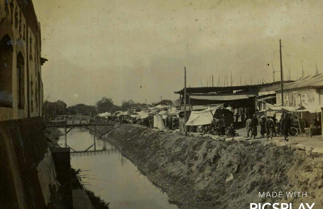 30张罕见晚清照:女子躺炕上欲仙欲死,骑跨在男子头上的洋人女子