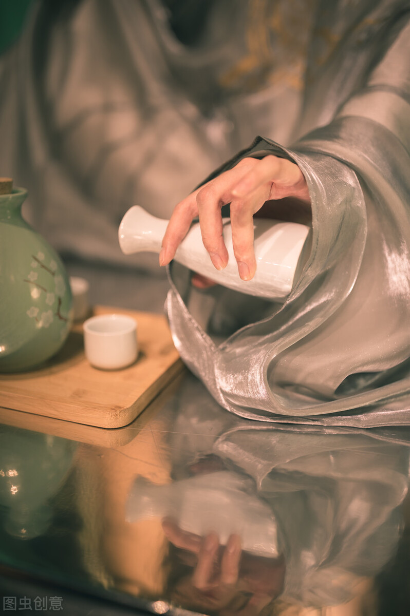 酒诗100首探索古今酒文化的精粹,十首诗词中的诗酒生活