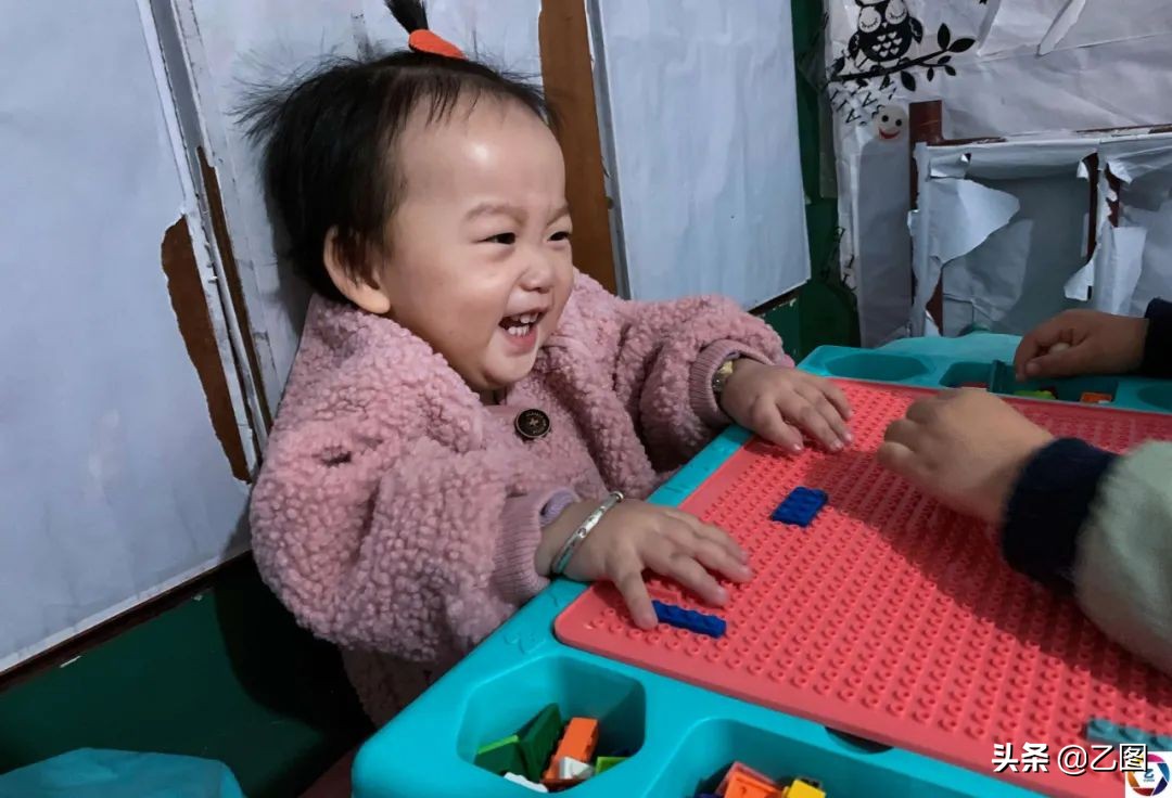 二宝4个月突然不会动弹,二宝四个月突然不会动弹