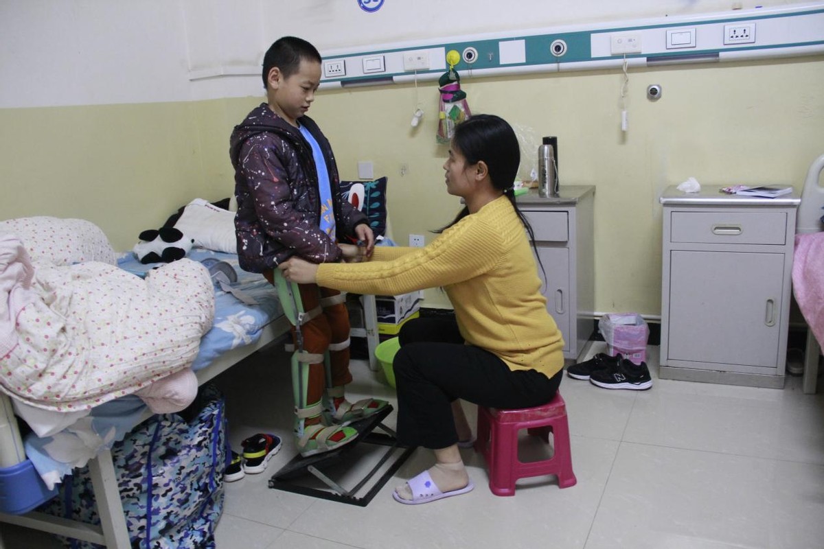 孕妇不小心压到肚子早产,孕妈因女儿起夜碰到肚子导致早产