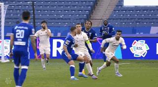 利雅得c罗错失绝杀,韩媒怒斥c罗锁喉抱摔