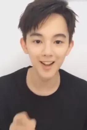 又土又浮夸，当男明星用上美颜滤镜，一个比一个怪异，太好笑了