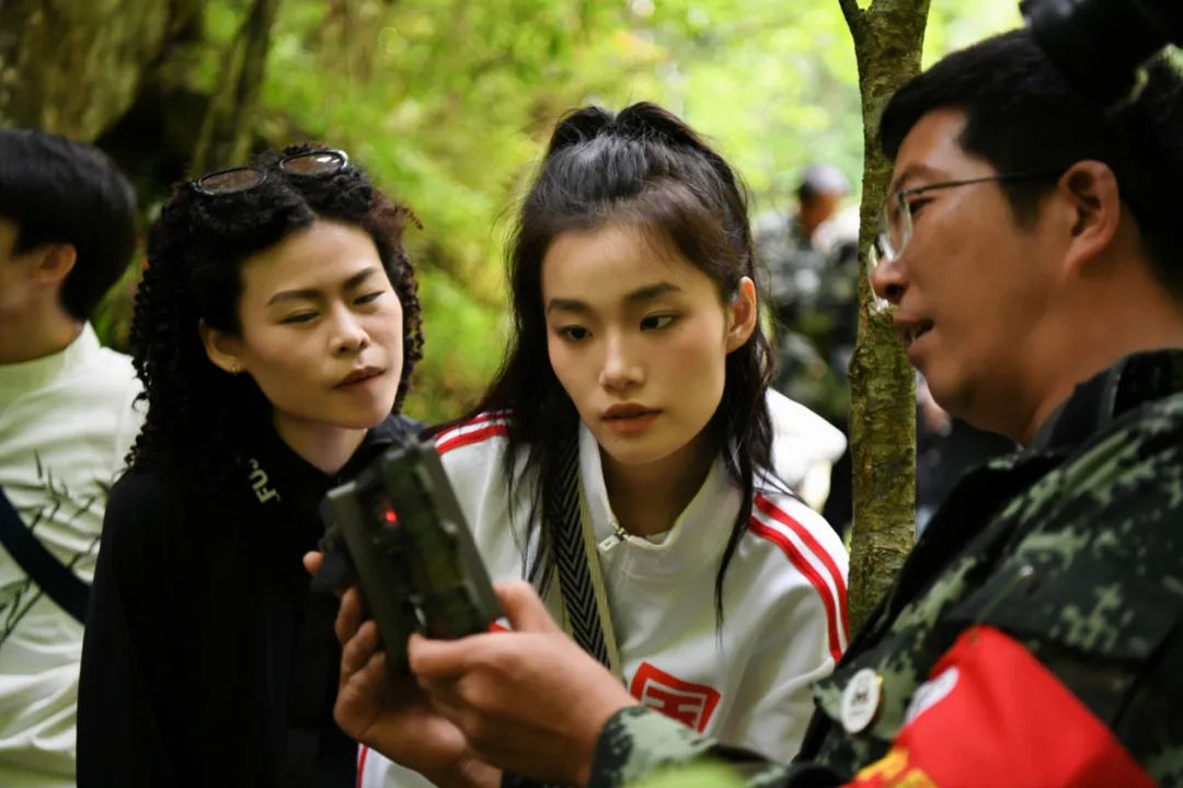 我们先去看熊猫吧英文,我们来了参观熊猫基地视频