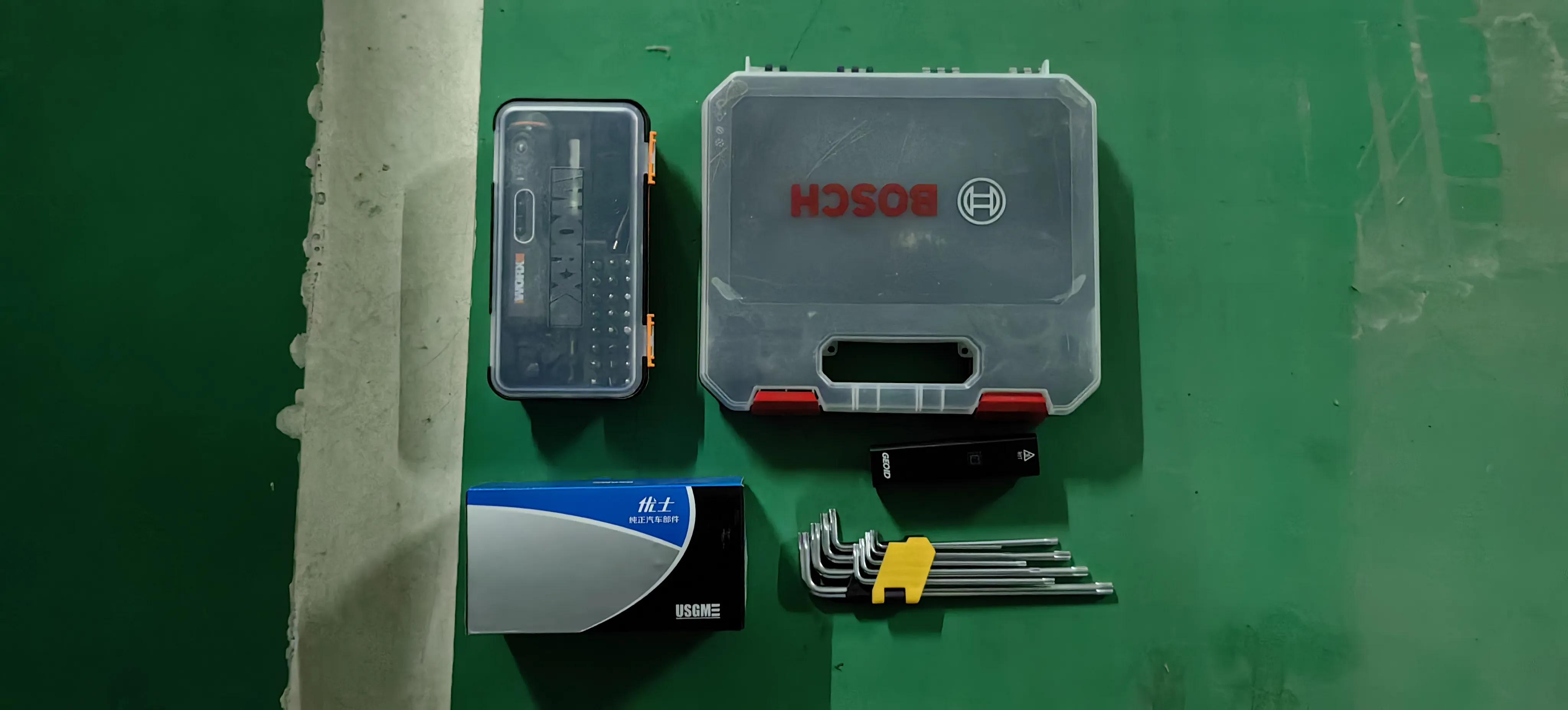 别克君越门锁块拆卸教程,君越遥控门锁接收器更换