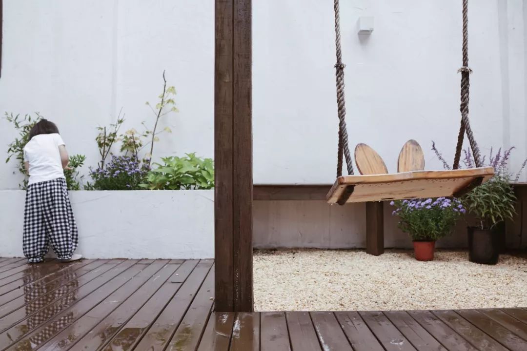 她买下32㎡老旧学区房，为女儿打造小桃园，还有20㎡超舒适大庭院