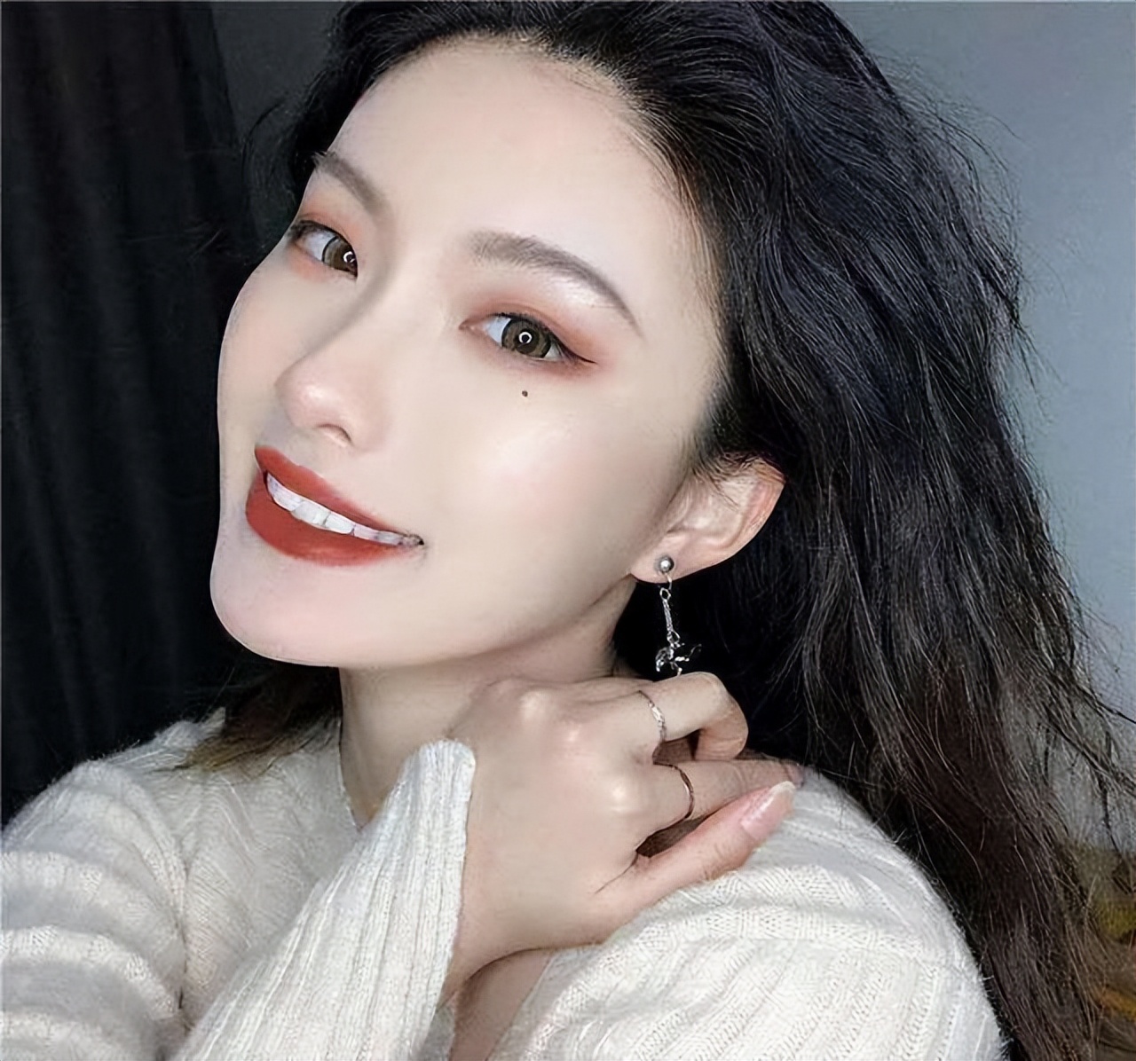 长时间涂粉底肤色暗沉,为什么上完粉底脸色发白