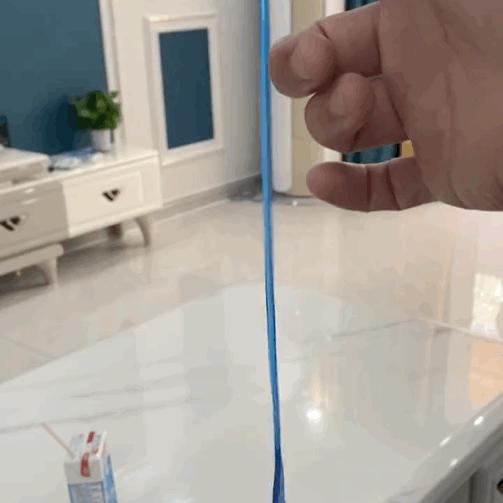 姑娘看起来外表美丽，其实裤袜已经掉到大腿根了！场面一度很尴尬