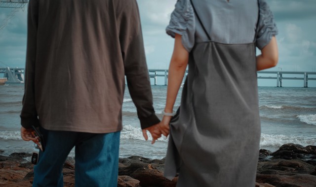 妻子出轨被外人发现后是什么表现,妻子出轨外人嘲笑怎么办