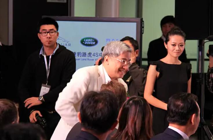 “白嫖”空姐三年，让其背负900万债务，*咸平郎**坠落之路是怎样的