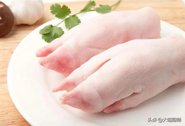 买猪蹄白色的好吗,猪蹄的挑选技巧