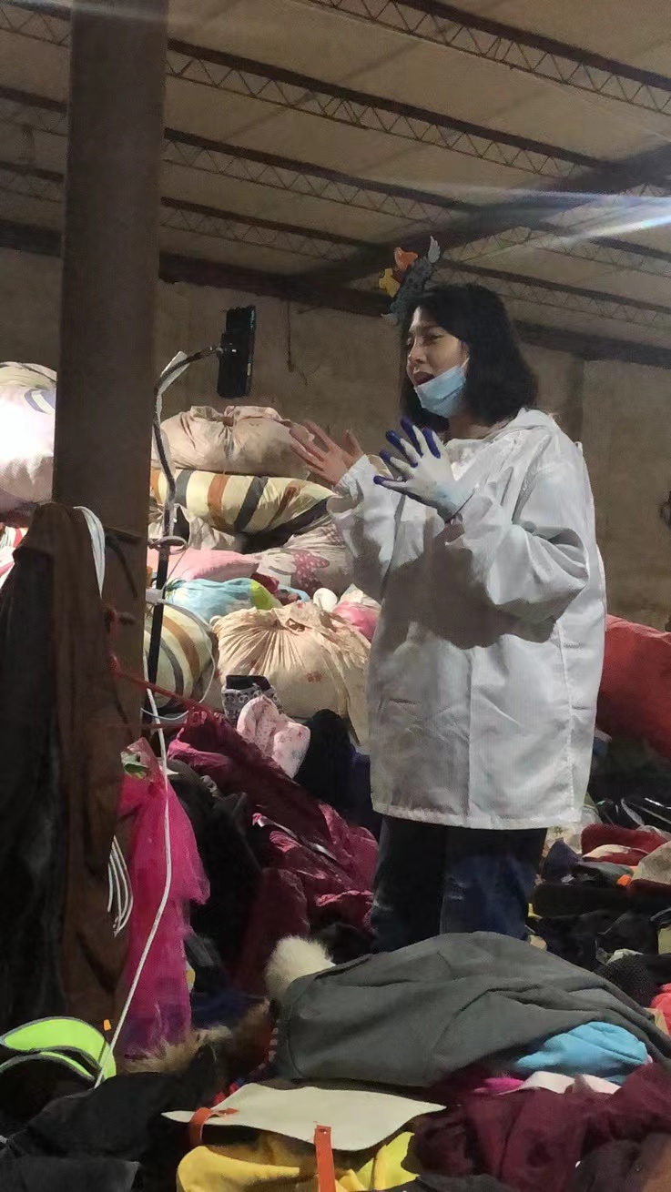 直播收破烂走红,90后姑娘直播收废品