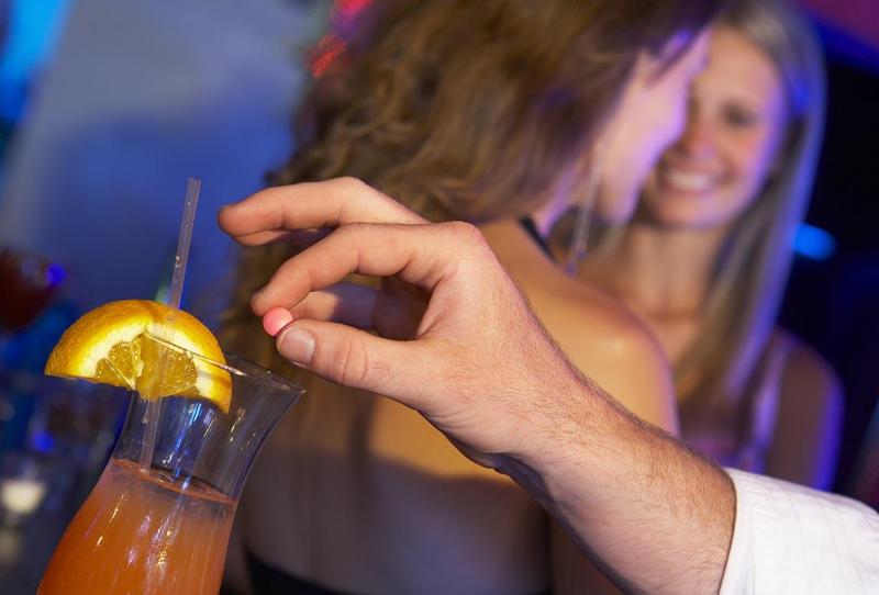 祸害女性的“液体快乐丸”是什么？几滴就会昏迷，不记得发生过程