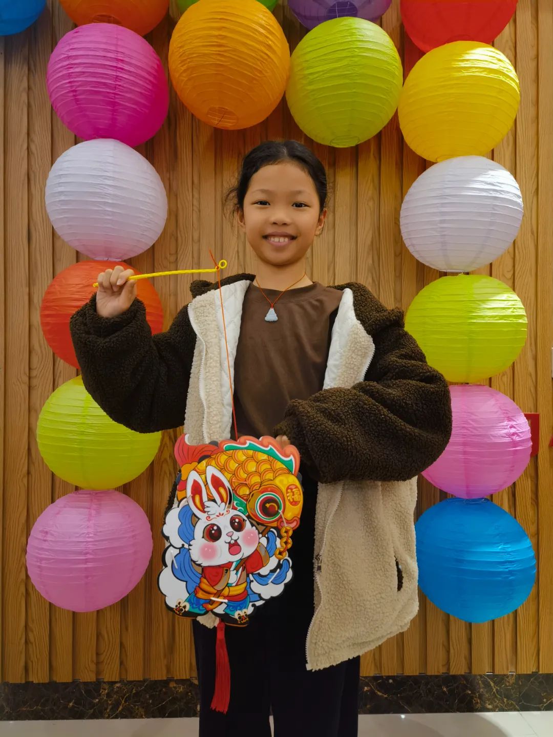 妇女姐妹秀巧手自制花灯闹元宵,闹元宵手工作品龙年