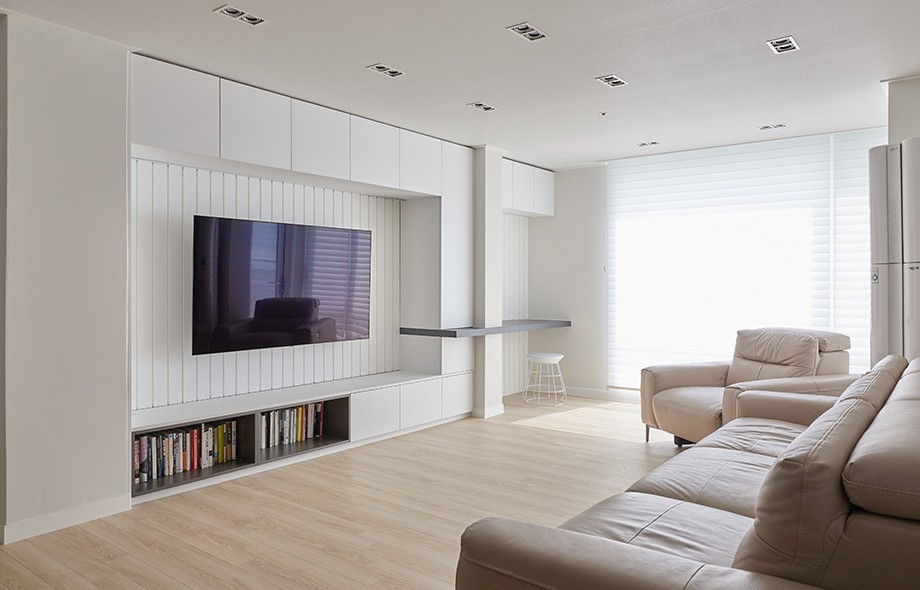 满墙电视柜怎么连接阳台柜子,电视柜和阳台一体无垭口的效果