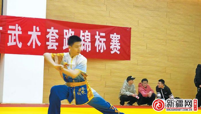 乌鲁木齐青少年武术套路锦标赛举行近300名中小学生同台竞技