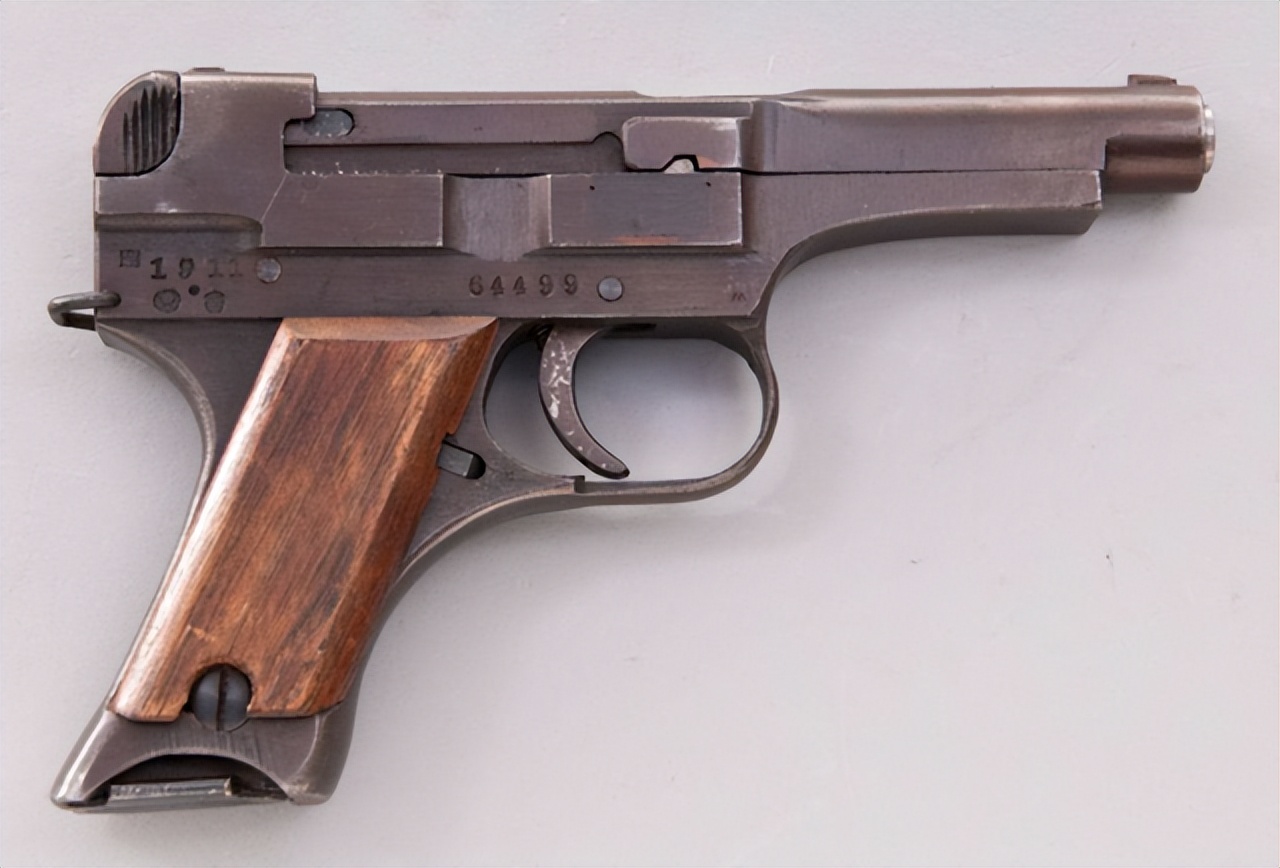 鬼子军官只用王八盒子？当然不是，其实枪套里另有乾坤