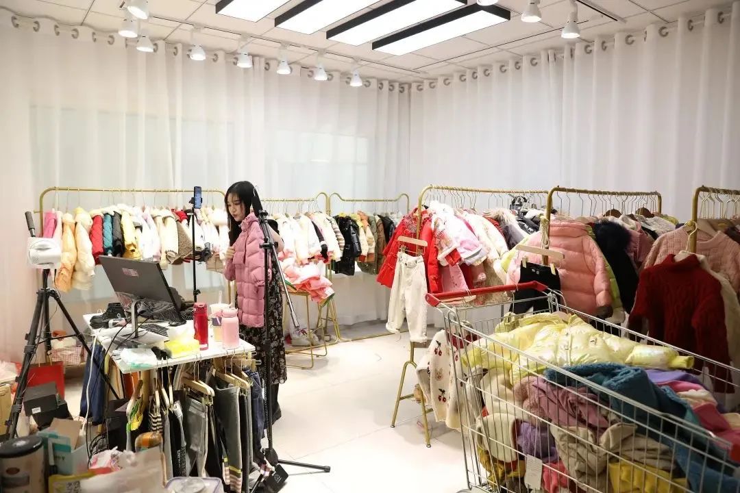 她们在义乌档口卖头花，最便宜的只要几毛钱，一月带货150万元