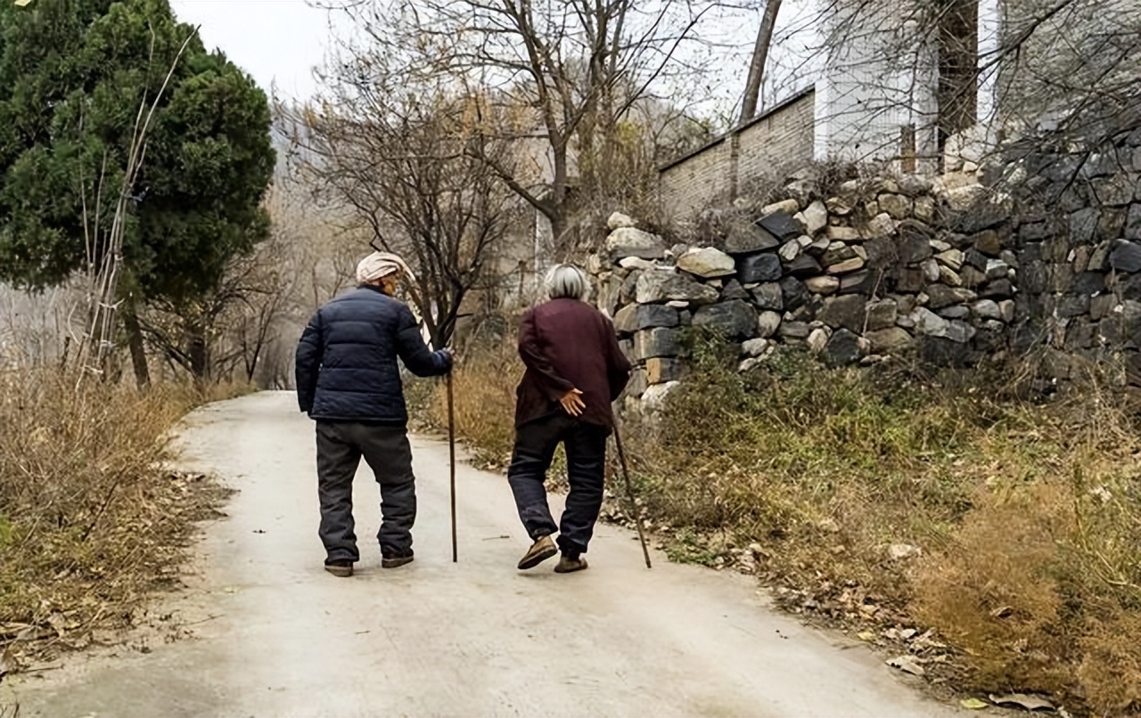 人过五十才明白:兄弟姐妹,不管贫穷还是富贵,都得学会“伪装”
