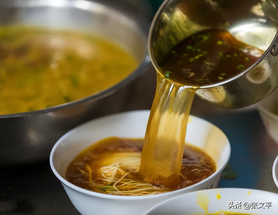 一碗正宗的蕈油面等你来品尝,全上海难觅的蕈油面