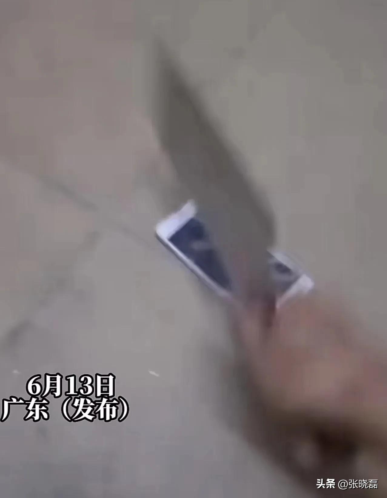 男子捡到手机想归还失主,不料想机主称不退还就报警,男子愤怒将手机砸坏!男子这样做对吗?