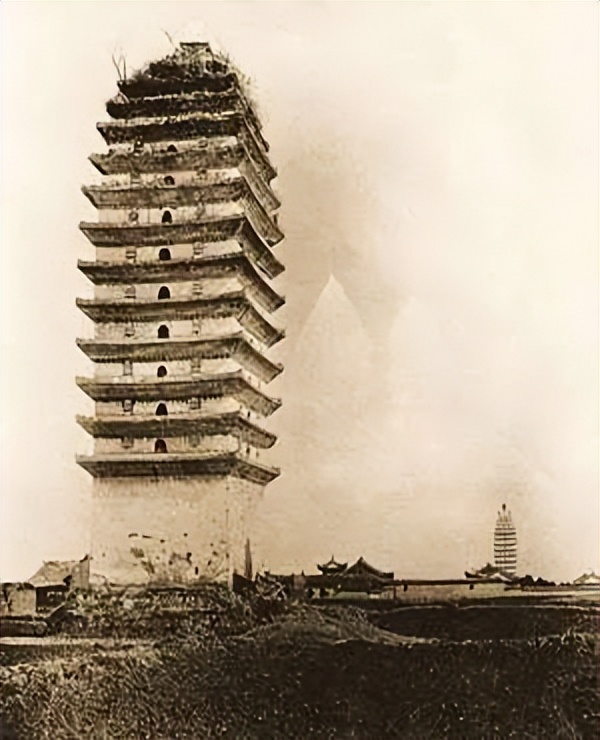 有宝塔的古钱币,古塔记载着历史的痕迹