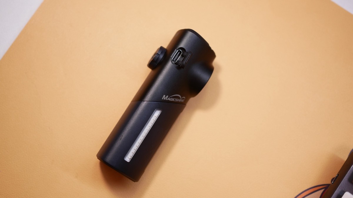 迈极炫seemeedv测评,迈极炫尾灯行车记录仪一直闪白灯