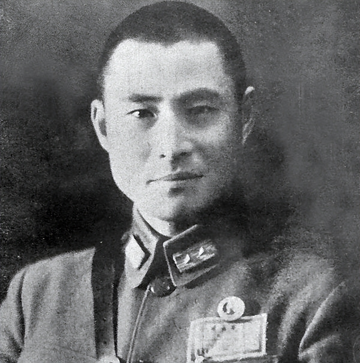 *小平邓**向刘昌毅敬酒，刘昌毅猛地掀了桌子，*小平邓**如何应对