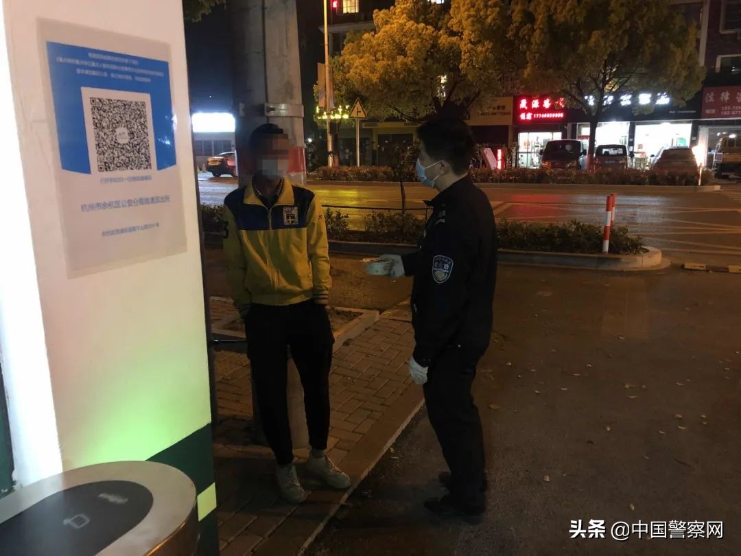 热心群众送物资警民一心同抗疫,抗疫一线党旗红勠力同心战疫情