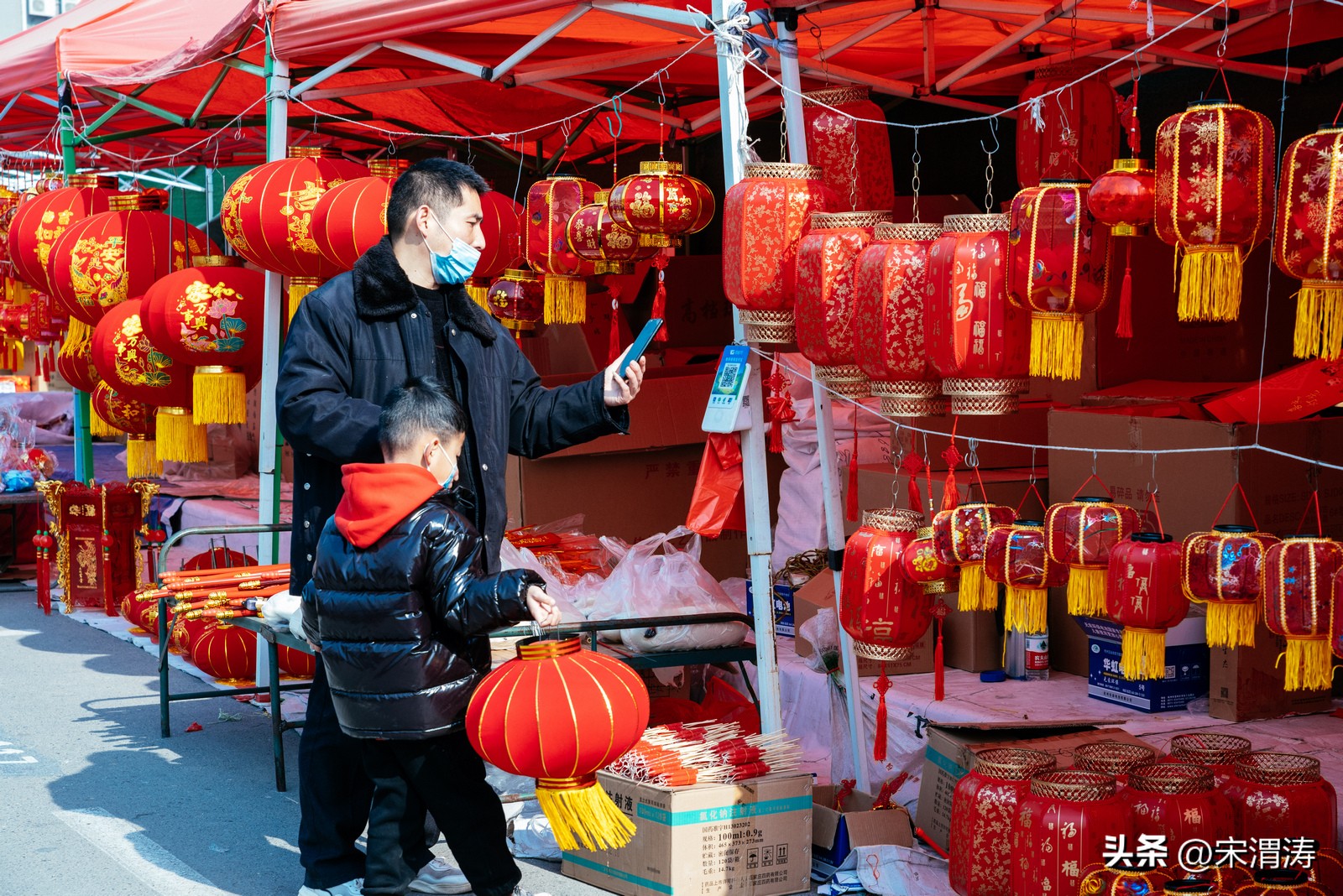 陕西渭南：红红火火络绎不绝的西三路灯笼市场图纪