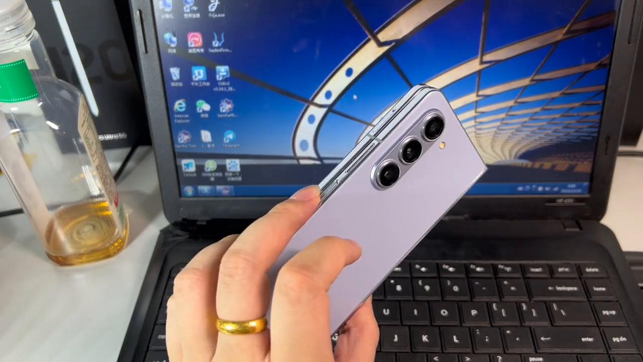 年末了要亏本清仓吗,三星zflip5和w24有什么区别