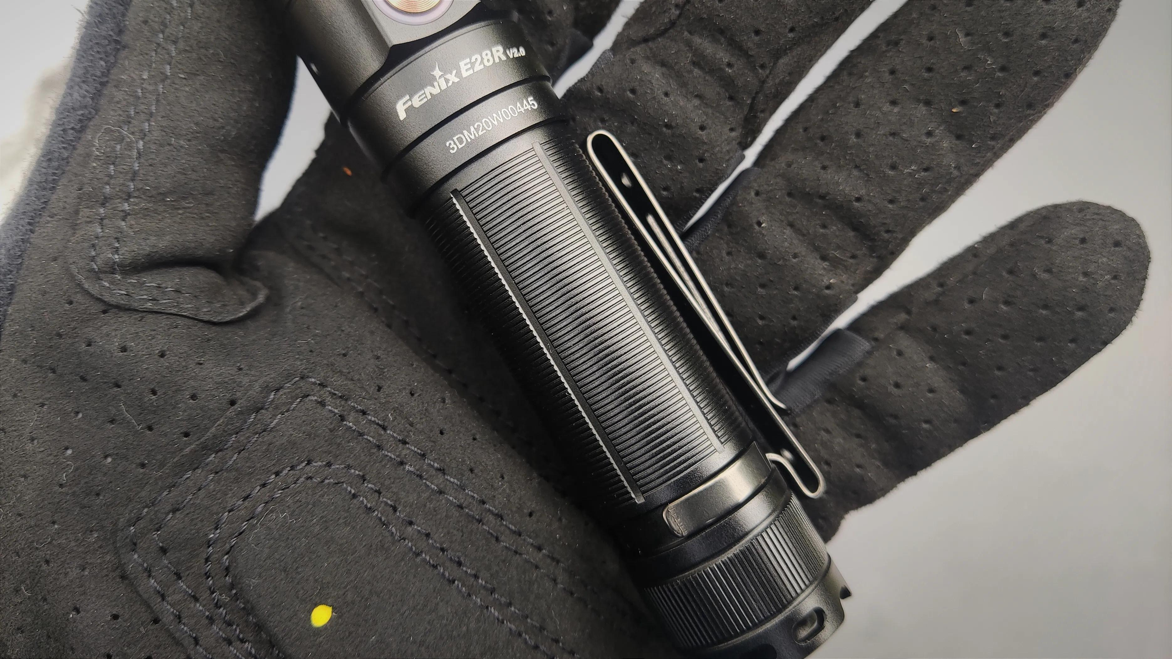 经典新升级，全能EDC便携直充小直——菲尼克斯E28Rv2.0手电评测