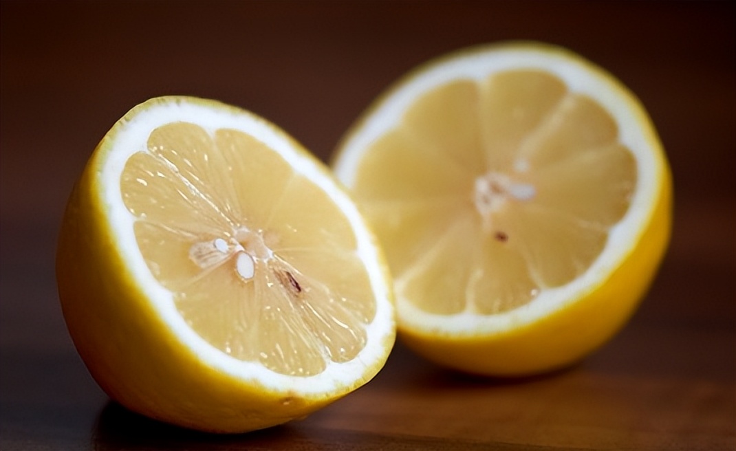 柠檬泡水的正确方法和功效,柠檬泡水的正确方法倪海厦